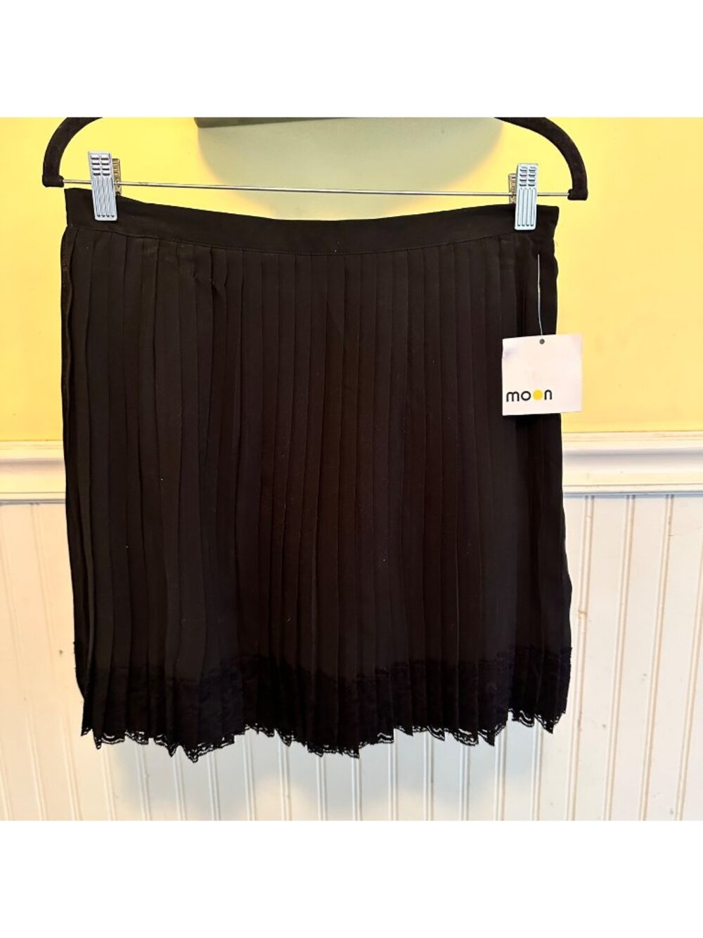 Moon Womens Pleated Black Skirt With Lace Hem - M